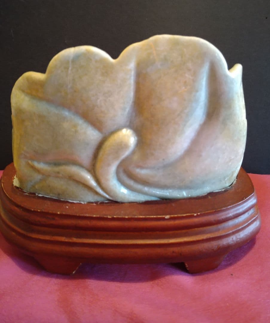 お値下げしました‼️　国鉱石天然翡翠製 笑顔の布袋尊像