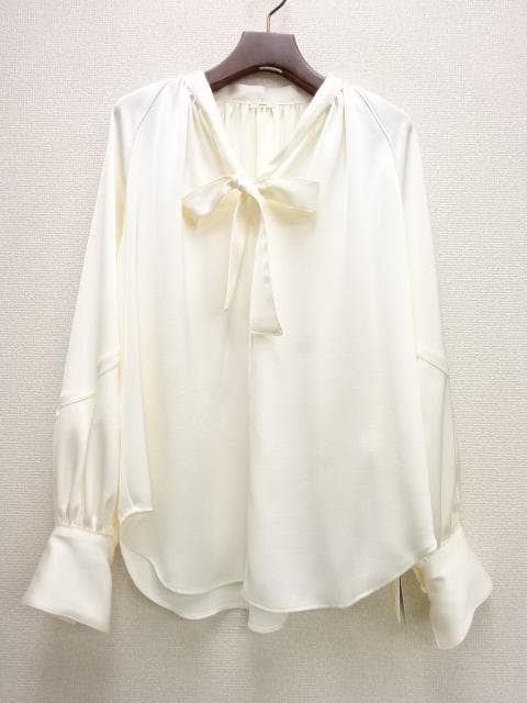 新品タグ付　IENA　サテン ボウタイ スキッパーブラウス セレモニーなどにも