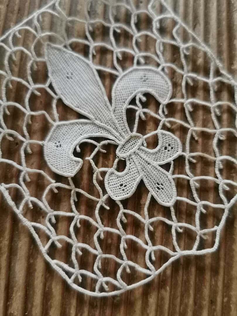 アンティーク ポワンドヴェニス フルール・ド・リス 騎士の百合紋 プチドイリー