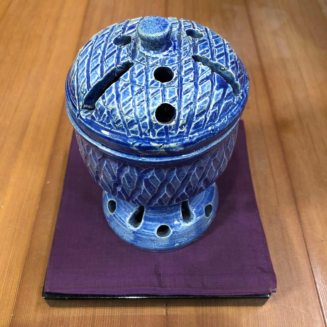 青い陶器の香炉 蓋付き