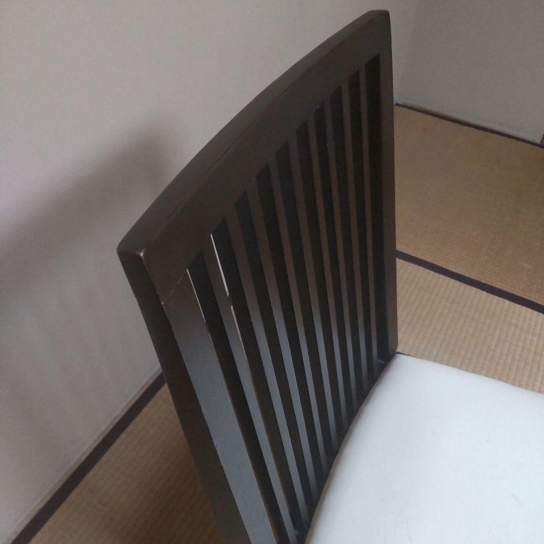 モダンなスラットバック木製椅子②