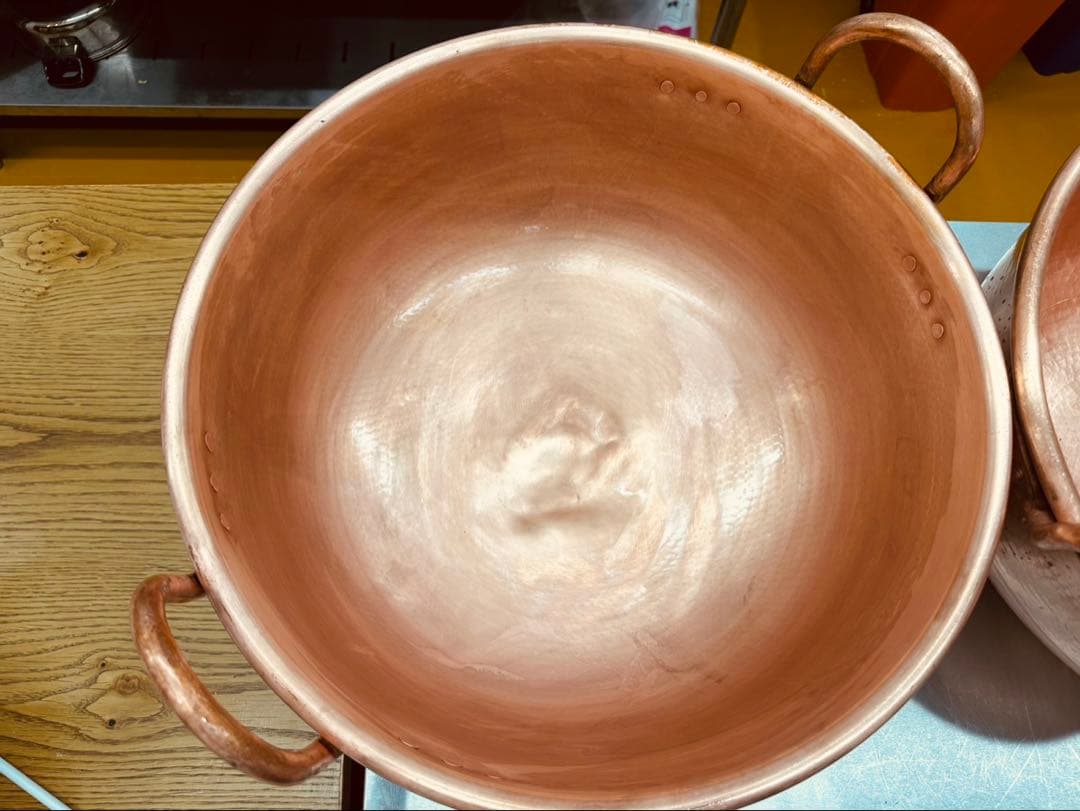 巨大銅鍋(直径約49㎝)