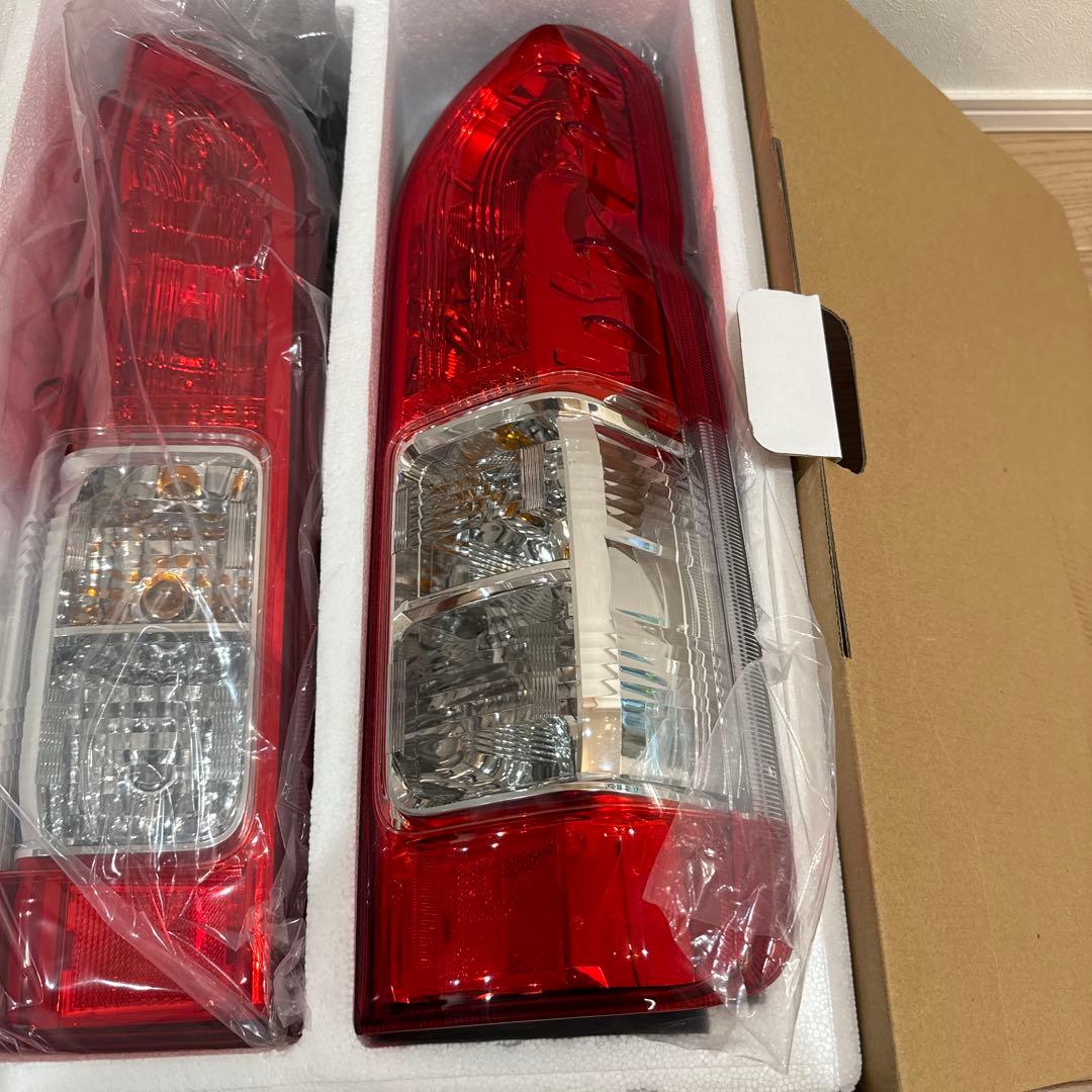ハイエース8型　純正リアテールランプ　新車取り外し品