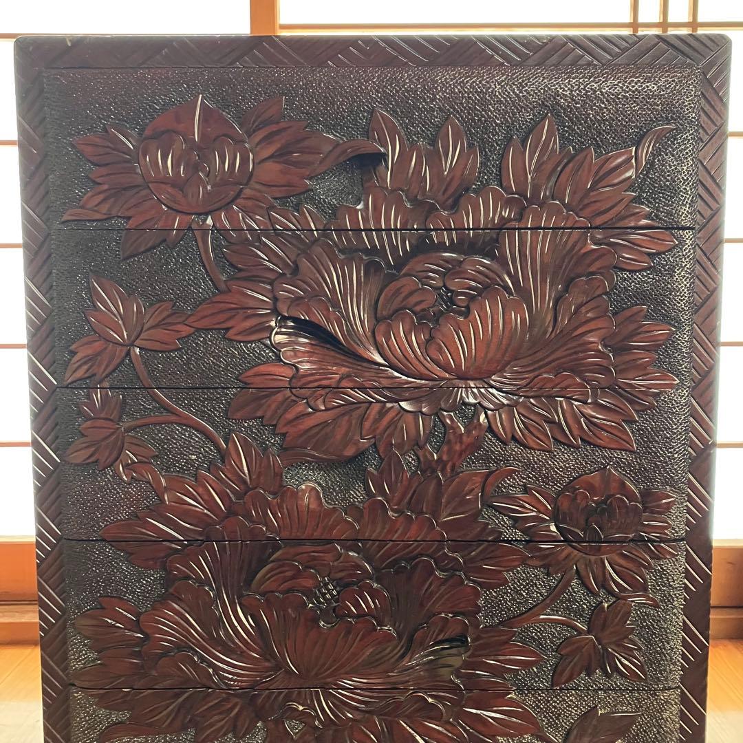 【伝統工芸品】日光彫り 5段棚 木製 小引き出し棚 牡丹の花 彫刻 小物入れ