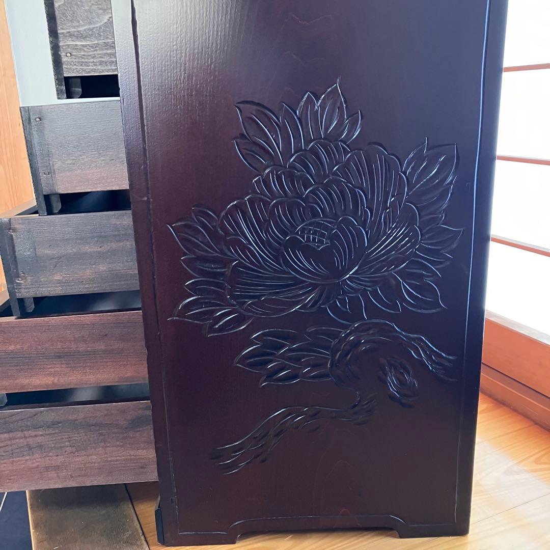 【伝統工芸品】日光彫り 5段棚 木製 小引き出し棚 牡丹の花 彫刻 小物入れ