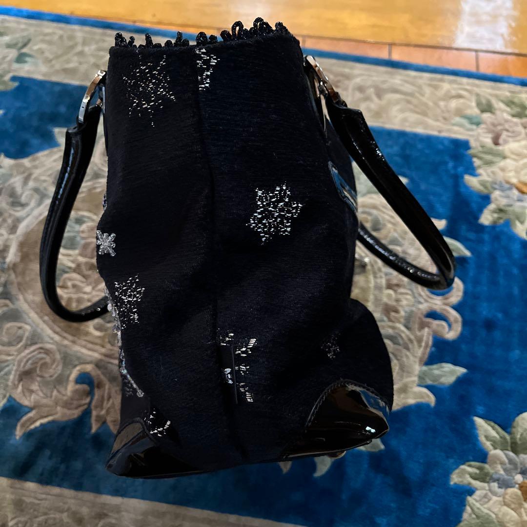 Think Bee! 雪の結晶刺繍の黒いベロアバック （アナと雪の女王シリーズ）