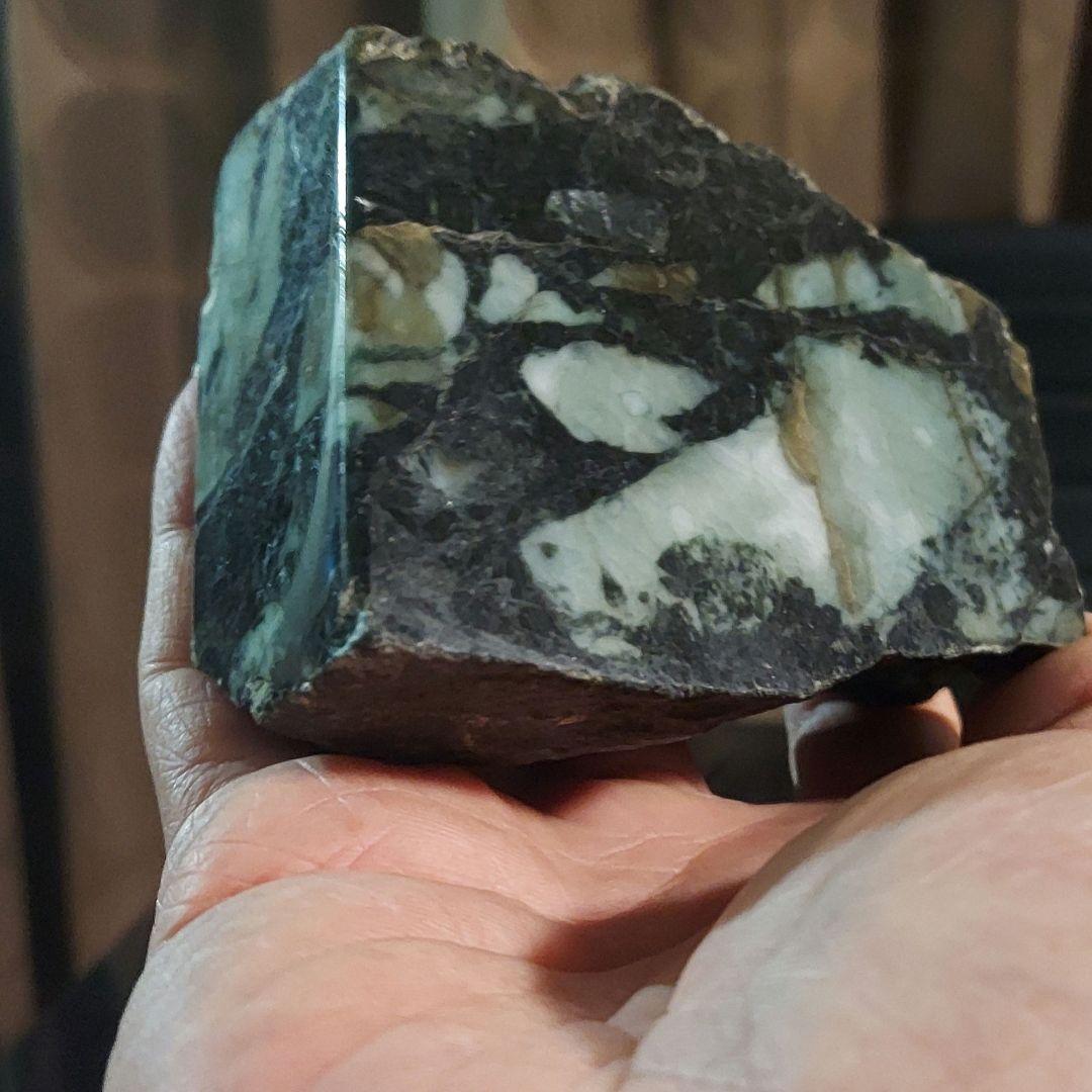 渋い模様がかっこいい大きく迫力のある JADEITE本翡翠 原石3面磨き492