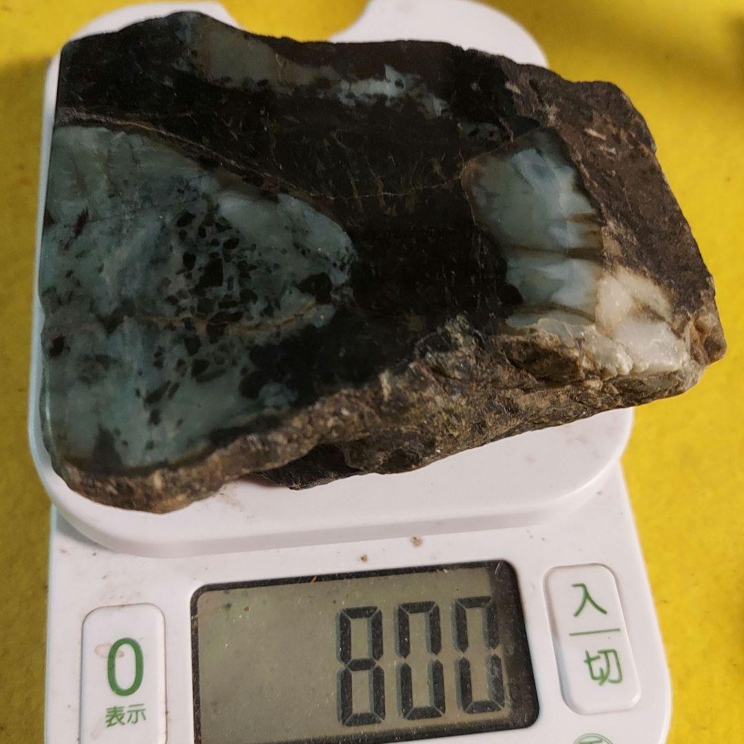 渋い模様がかっこいい大きく迫力のある JADEITE本翡翠 原石3面磨き492