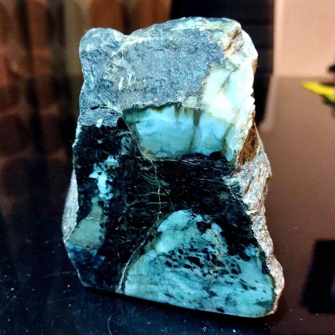 渋い模様がかっこいい大きく迫力のある JADEITE本翡翠 原石3面磨き492