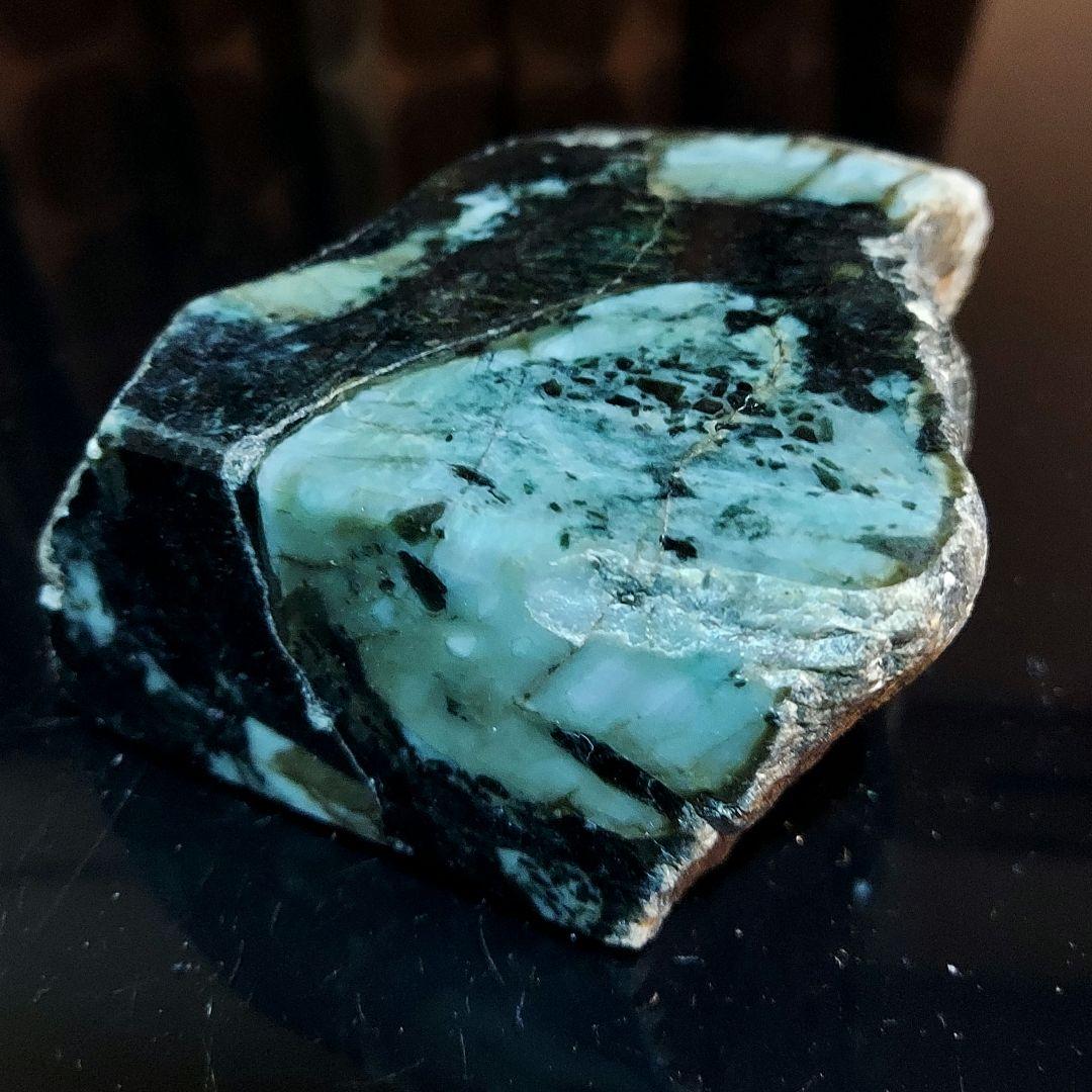 渋い模様がかっこいい大きく迫力のある JADEITE本翡翠 原石3面磨き492