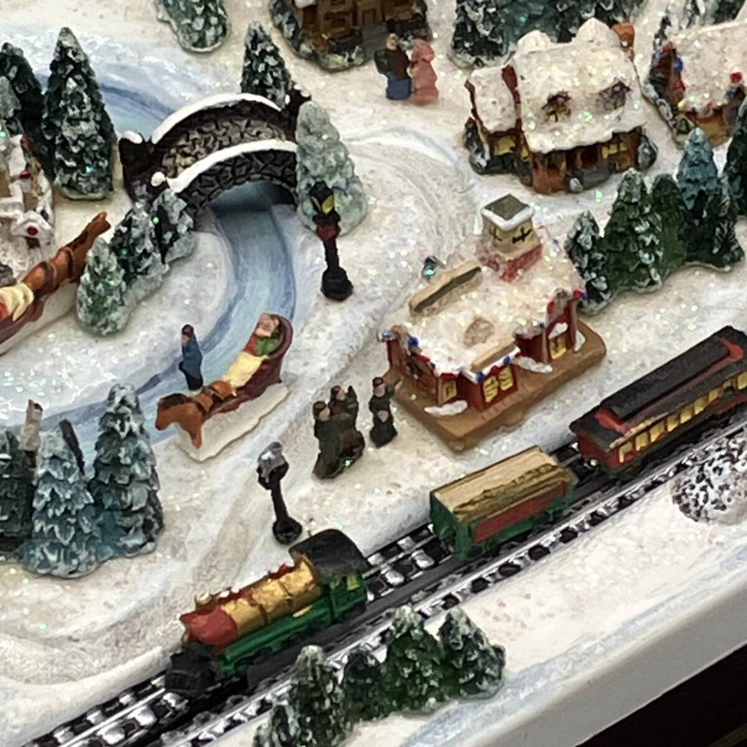 トーマスキンケード　田舎のクリスマス列車　ミニチュア　ジオラマ　クリスマス