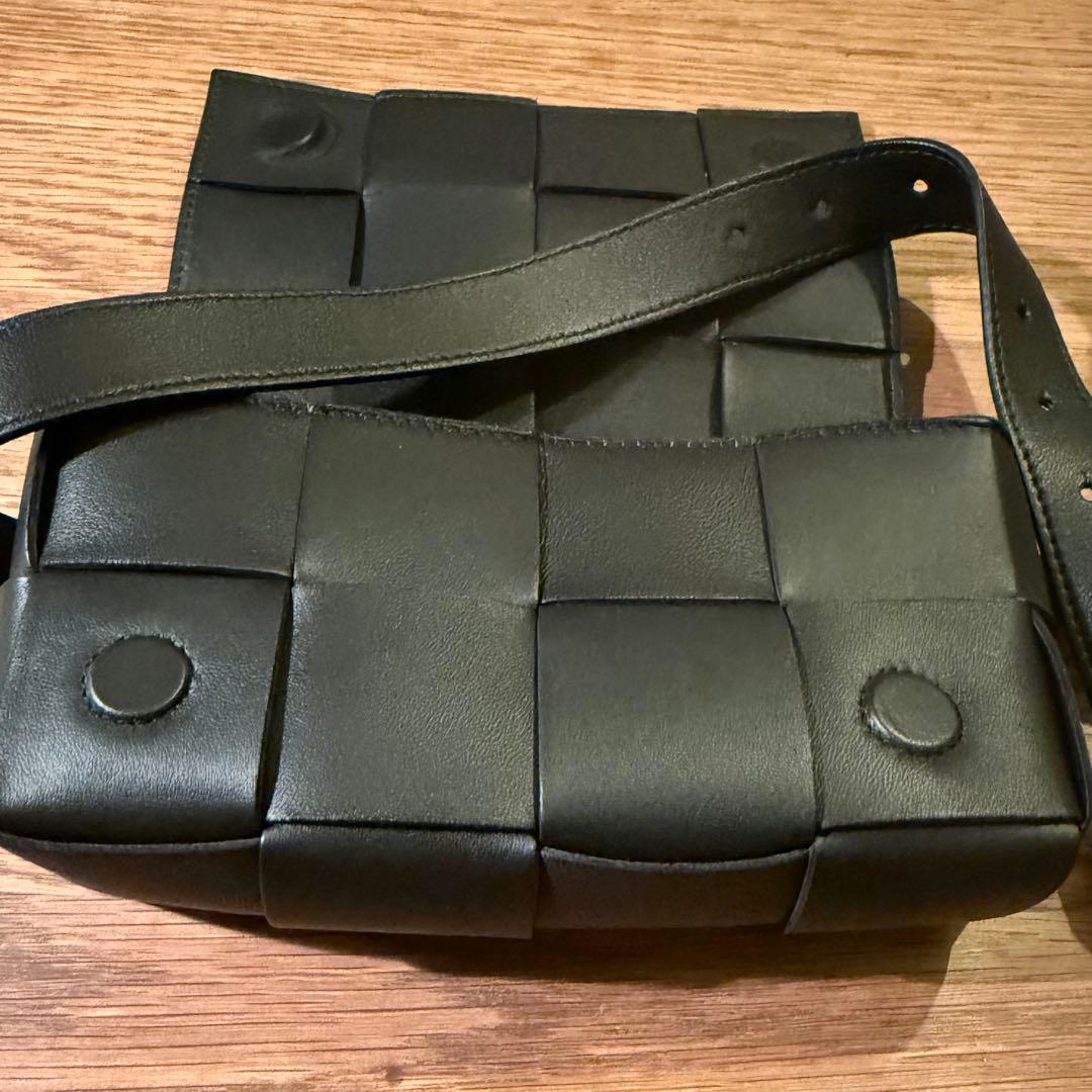 【美品】ボッテガべネタ　カセット　ブラックレザーボディバッグ