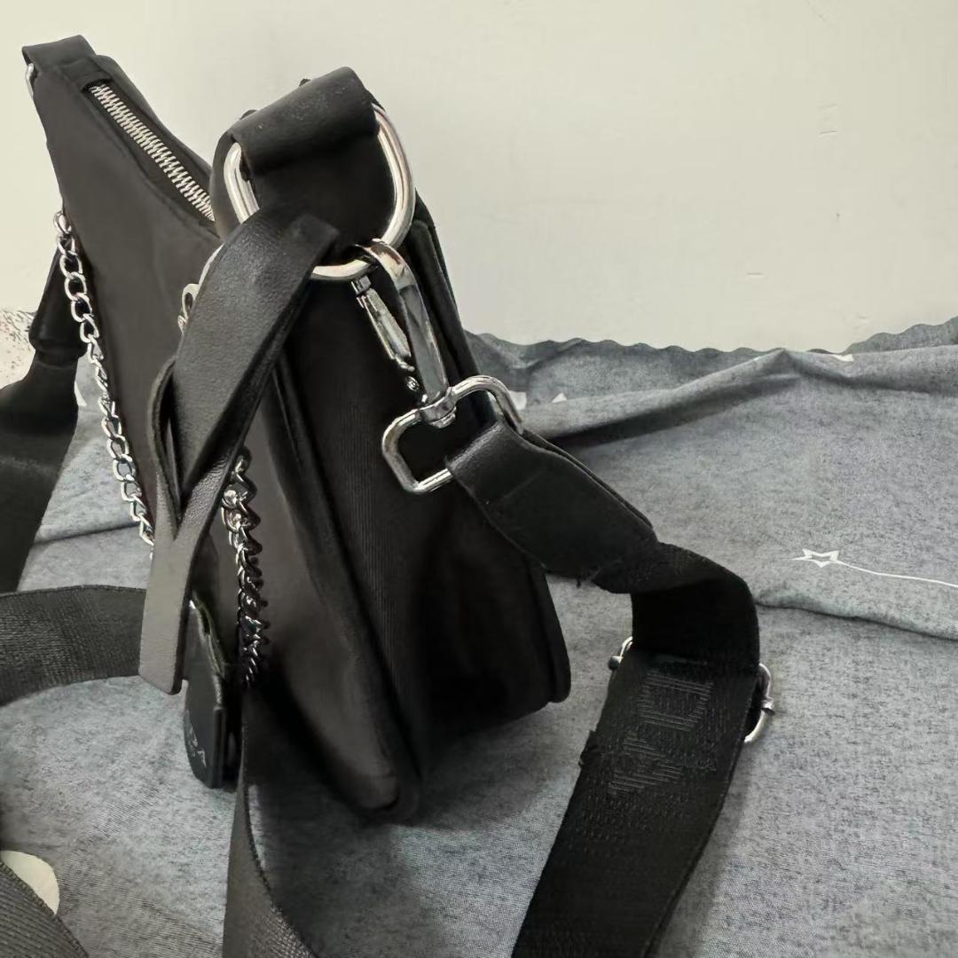 PRADA ブラック ショルダーバッグ@2