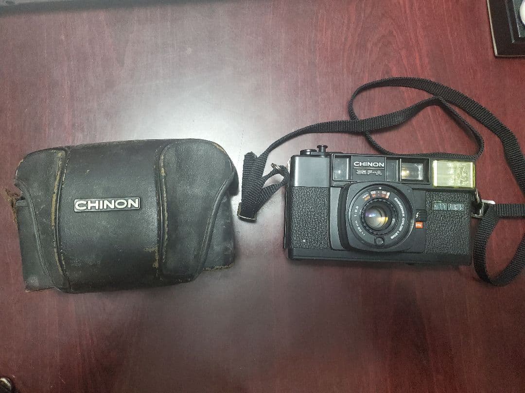 昭和レトロ　カメラ２台　ストロボフラッシュ１台　発光器１台　全てケース付き