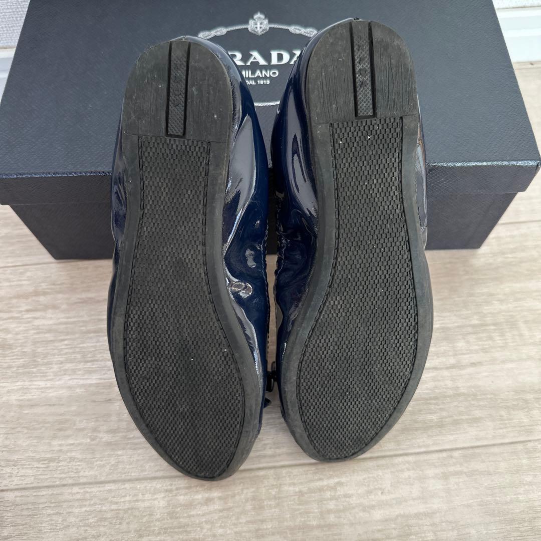 プラダバレエ型フラットシューズ リボン付き・パテント仕様