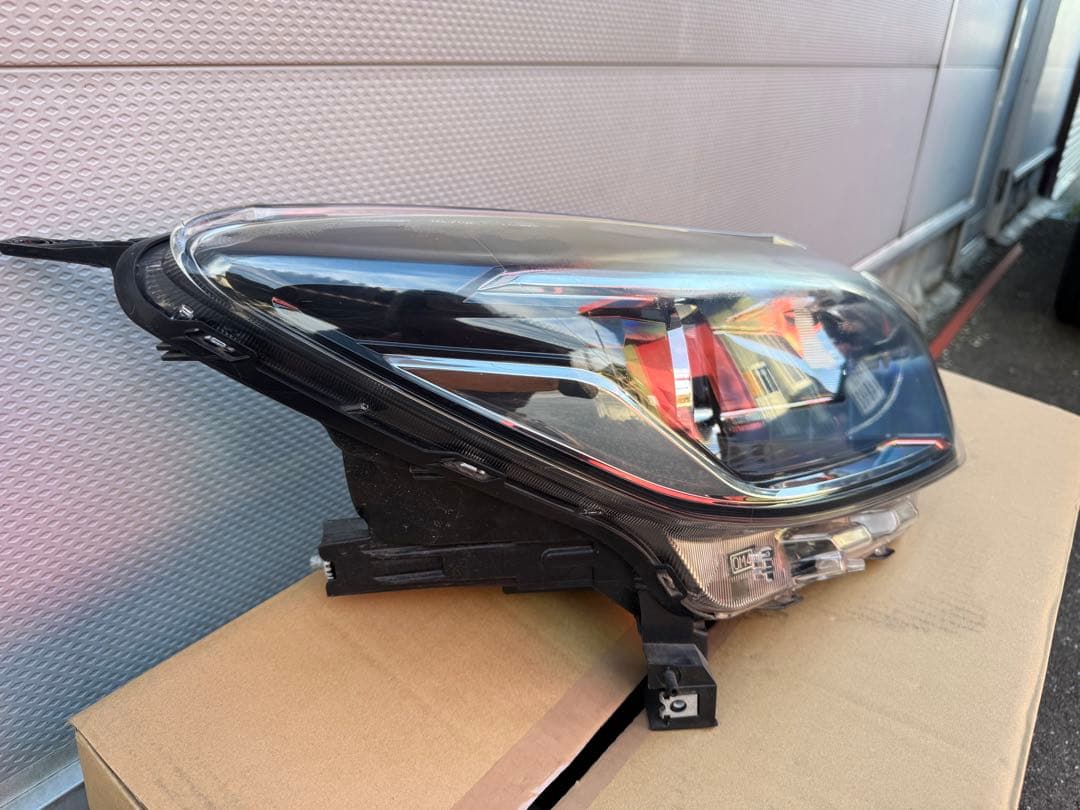 チラチラ様☆H30年3月式日産　E12 ノート　中古　右ヘッドランプハウジング☆