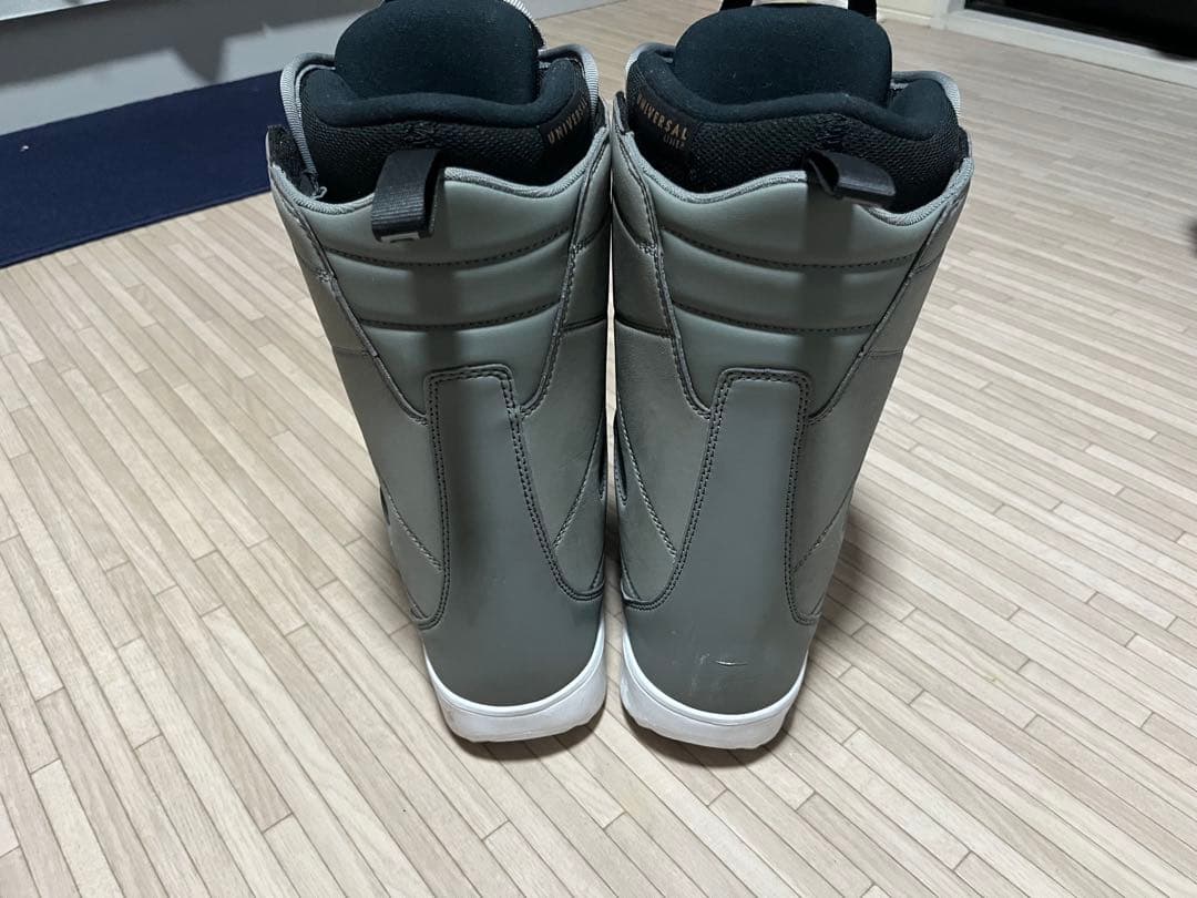 サロモン(SALOMON)ブーツになります。