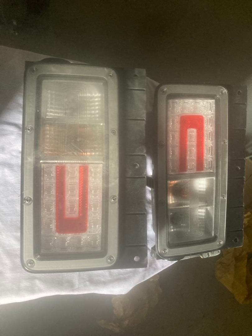 小糸テールランプ　LEDテールランプ日野純正