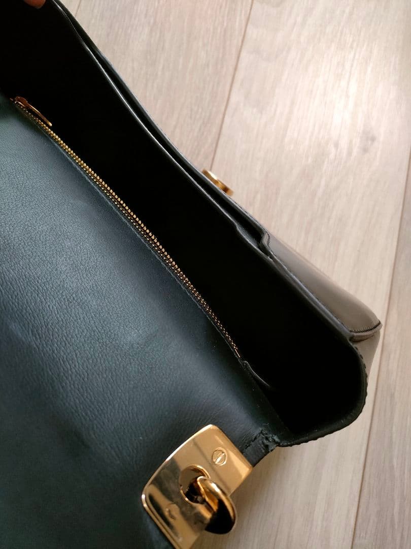 フェラガモ　ヴァラ　アンナ　ショルダーバッグ