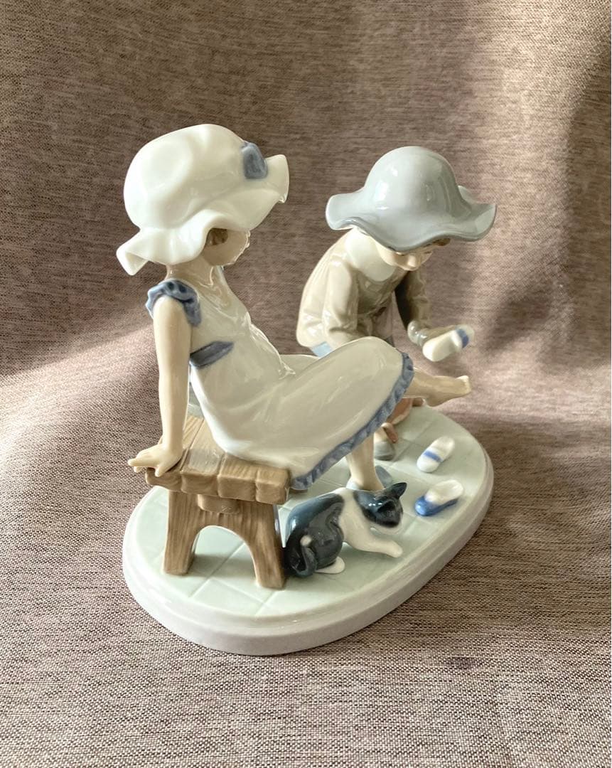 リヤドロ　おためしください　足元に猫