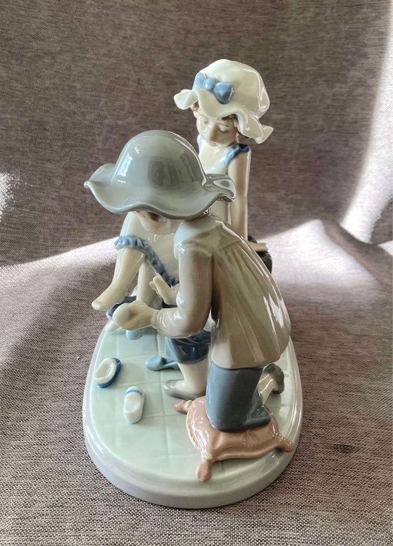 リヤドロ　おためしください　足元に猫