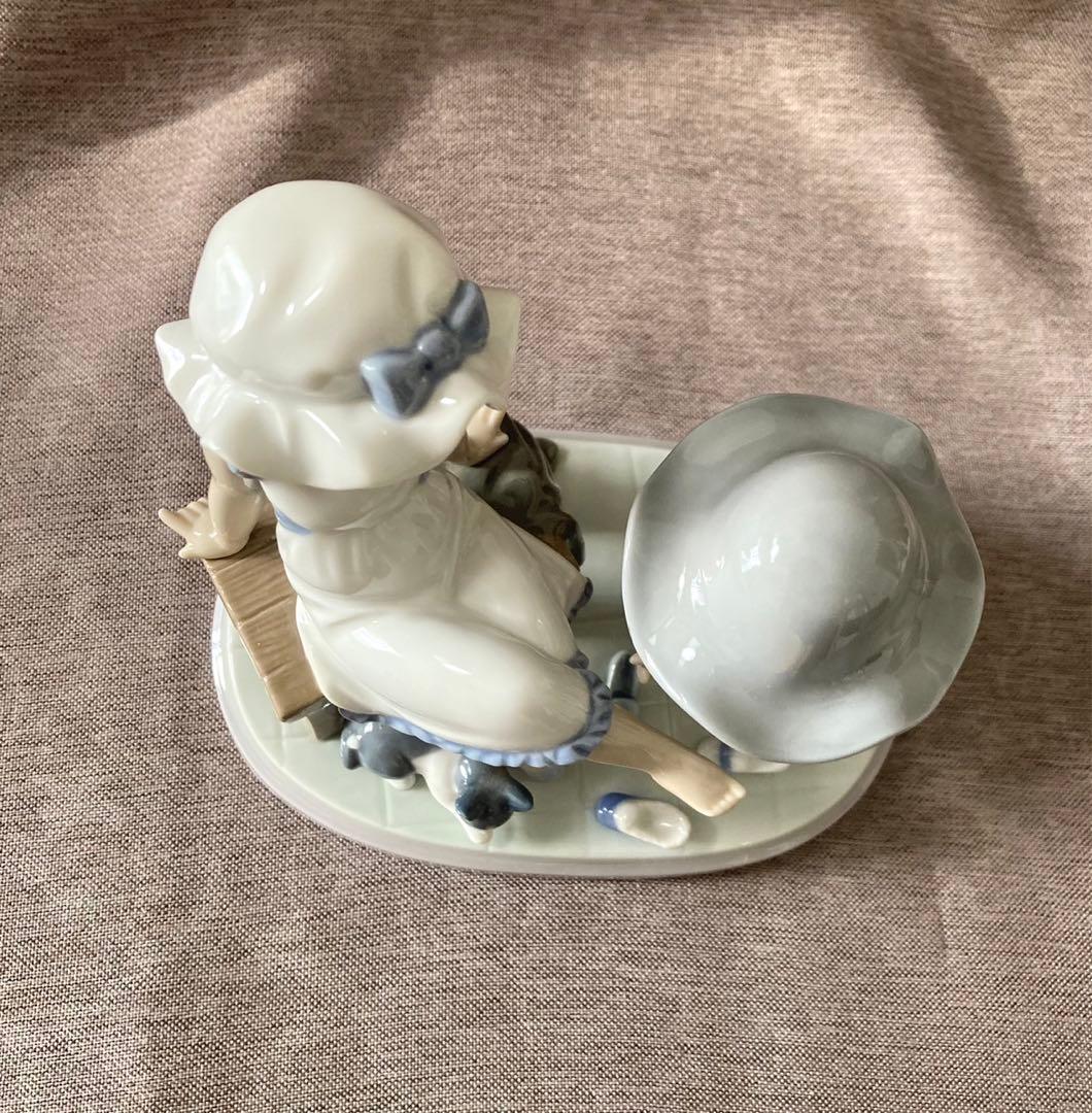 リヤドロ　おためしください　足元に猫