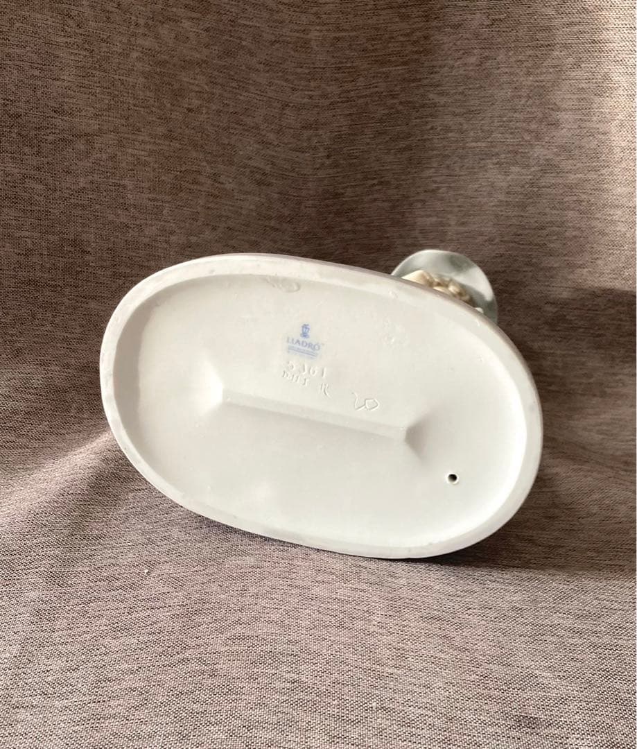 リヤドロ　おためしください　足元に猫