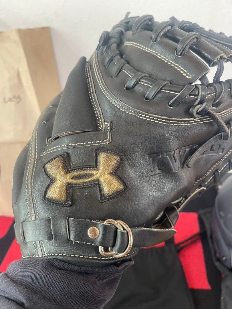 みのむっし様　アンダーアーマー キャッチャーミット 軟式 ブラック × ゴールド