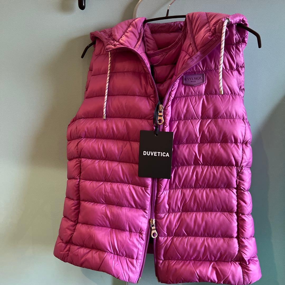 ダウンベスト色は落ち着くピンク 今年の冬は暖かく 袖がない分動きやすいですよ