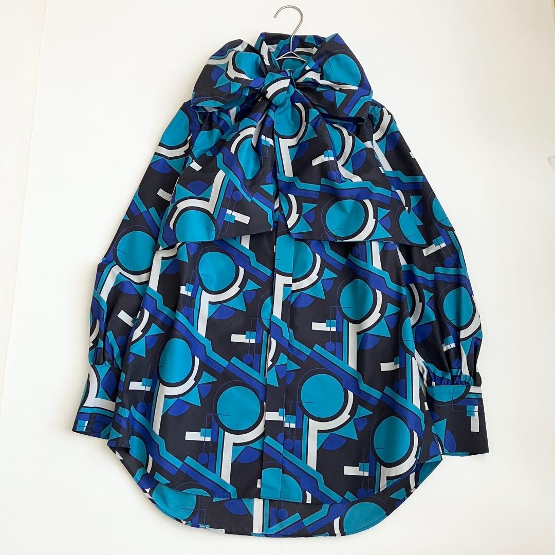 M fill ボウタイブラウス　幾何学模様　シャツ　比翼ボタン　青系