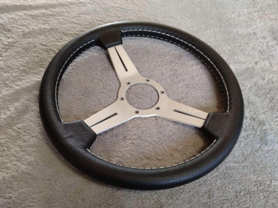 ＩＫＵＲＡ　ナルディ　クラシック　革張り替え依頼品