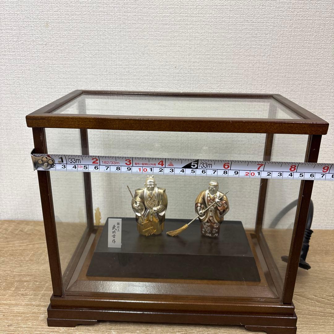 武比古作　彩色彫金高砂人形 銀仕上 金属製 高砂 ガラスケース 置物 オブジェ