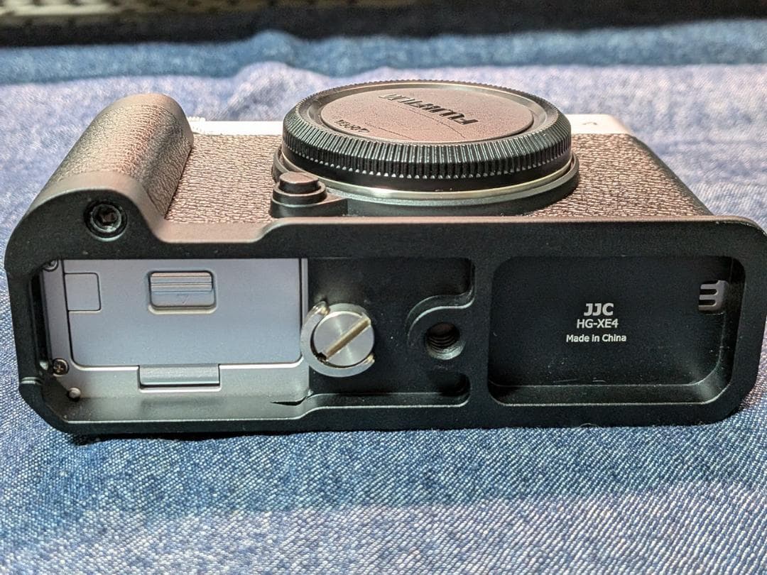 美品 FUJIFILM X-E4 ボディ シルバー（アクセサリー付属）