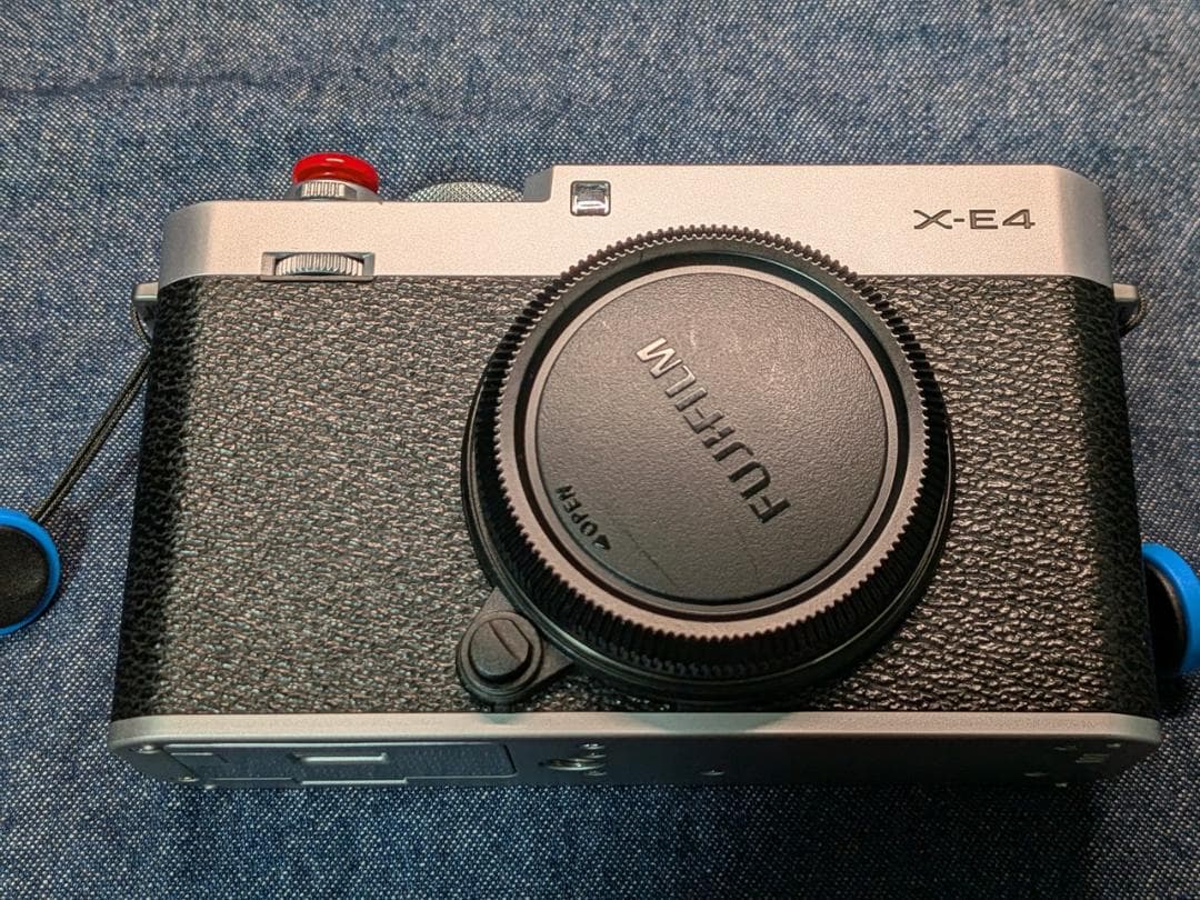 美品 FUJIFILM X-E4 ボディ シルバー（アクセサリー付属）