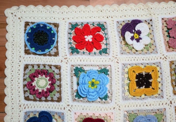 手編み　ブランケット　マルチカバー　立体花柄モチーフ編み