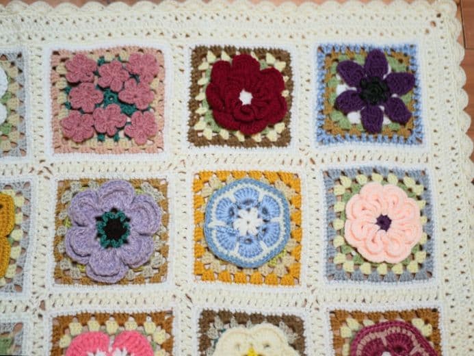 手編み　ブランケット　マルチカバー　立体花柄モチーフ編み