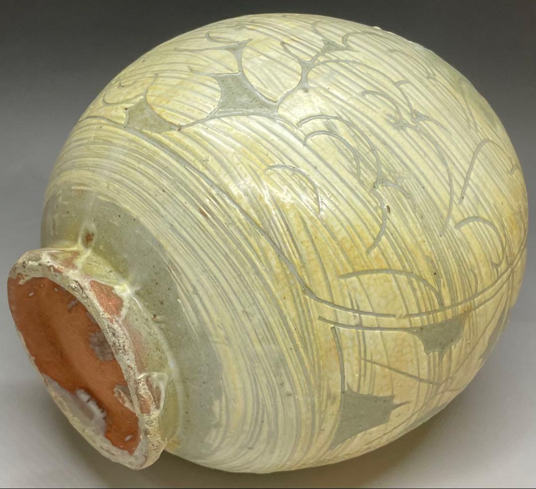 李朝　粉青沙器　扁壺　牡丹文　y023