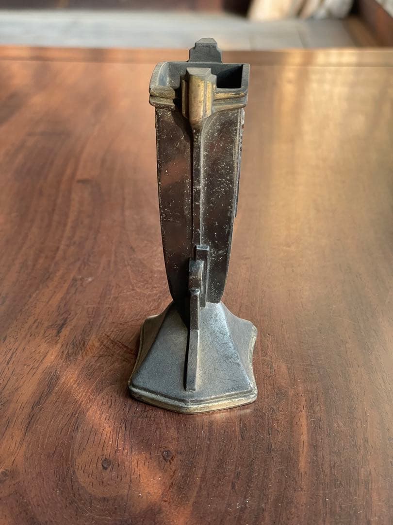 金属製のアンティークレトロな花器