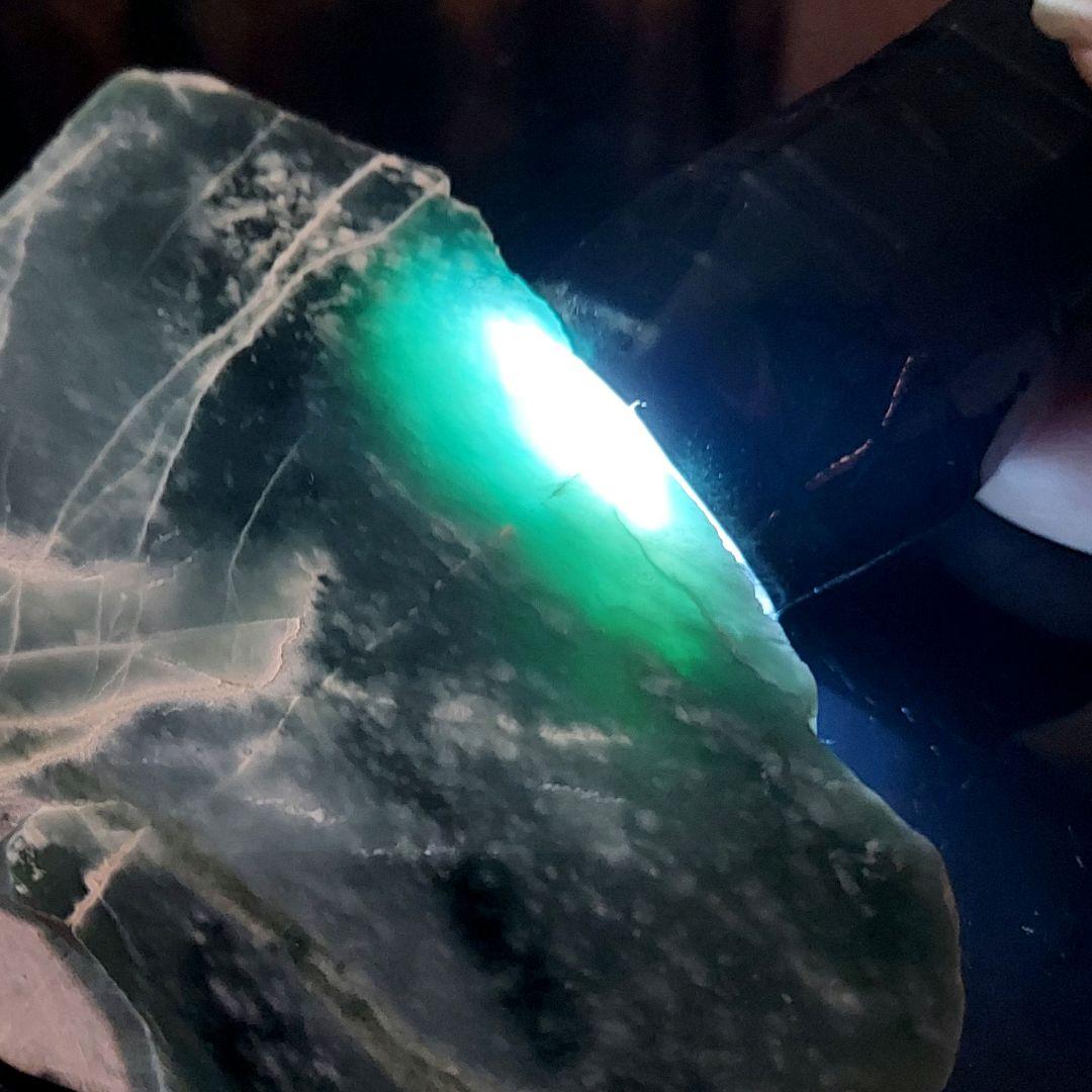 希少！独特のブルーグリーンが綺麗な グアテマラ翡翠 原石 ほぼ全面磨き 526