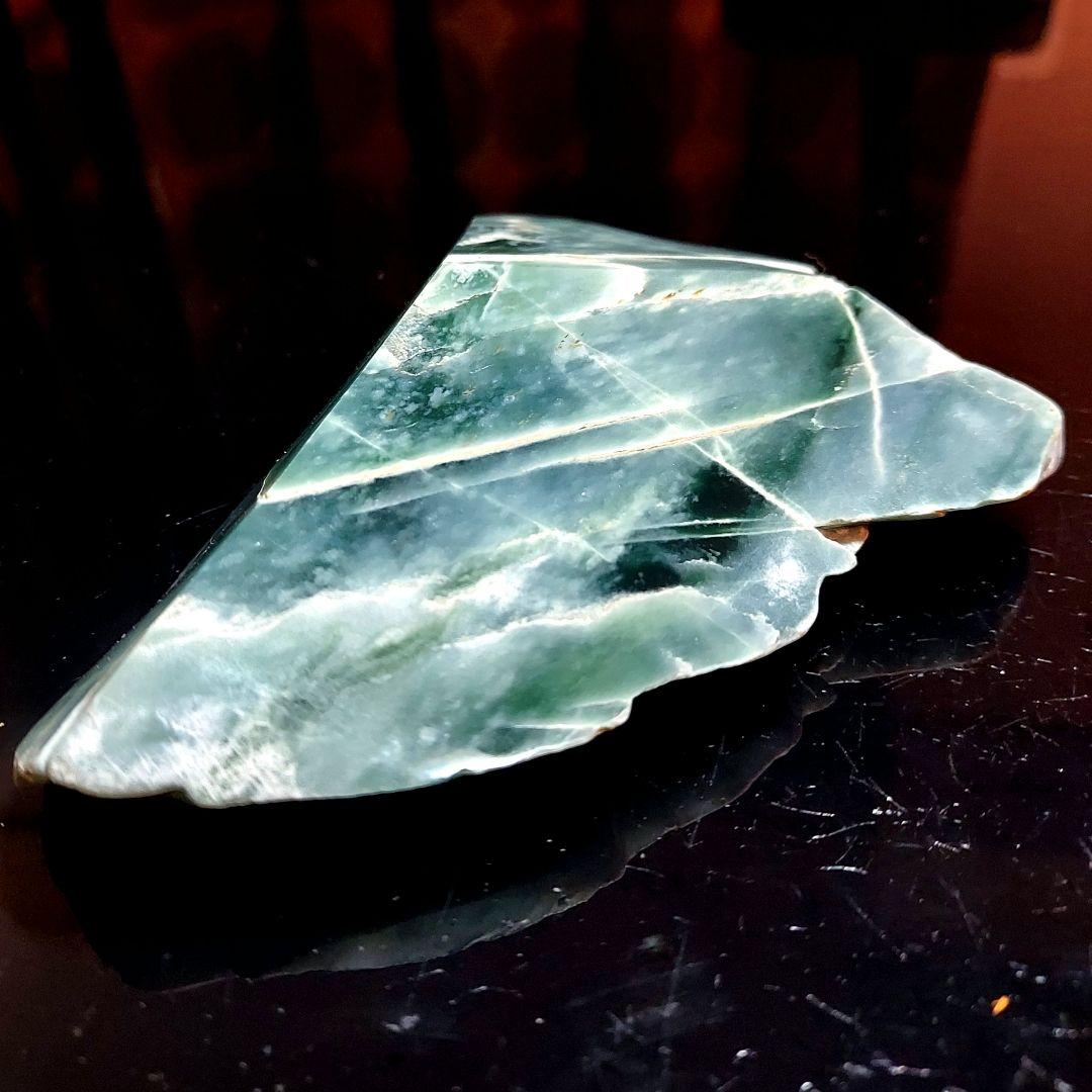 希少！独特のブルーグリーンが綺麗な グアテマラ翡翠 原石 ほぼ全面磨き 526