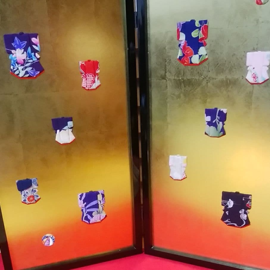 押し絵　着物尽くし　金の2曲屏風