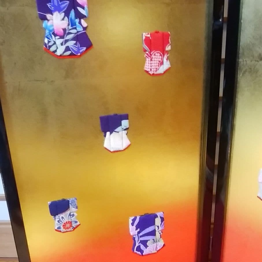 押し絵　着物尽くし　金の2曲屏風