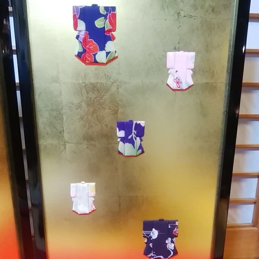 押し絵　着物尽くし　金の2曲屏風