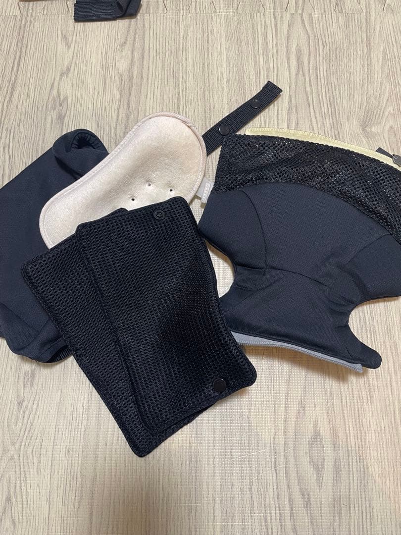 アップリカ　ラクリス　ブラック メッシュ 抱っこ紐