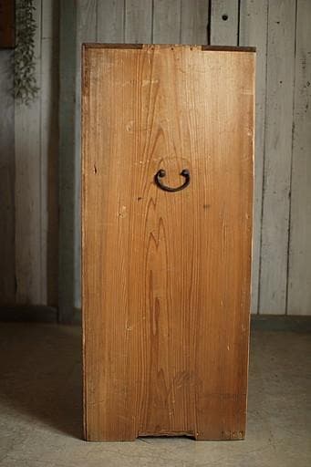 古い木製の収納棚　4段