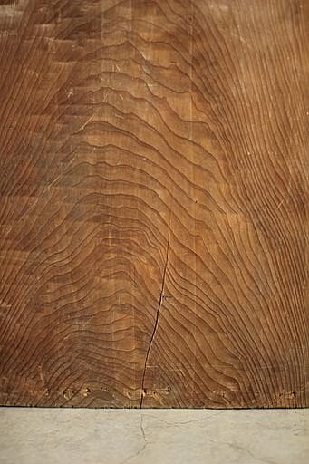 古い木製の収納棚　4段