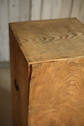 古い木製の収納棚　4段