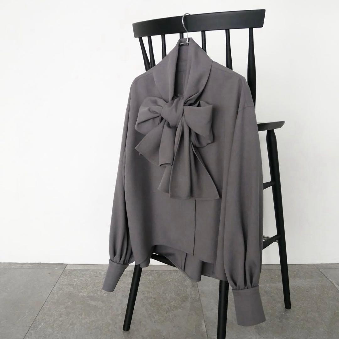 美品 #Newans ハッシュニュアンス リボン パウダリー ブラウス グレー