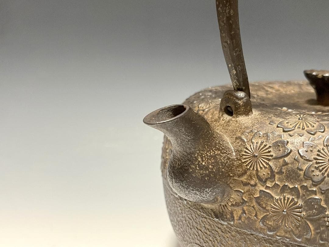 【未使用】南部鉄瓶 中村徳次郎 造 立徳 虫食平打提手 桜尽紋様 鉄瓶