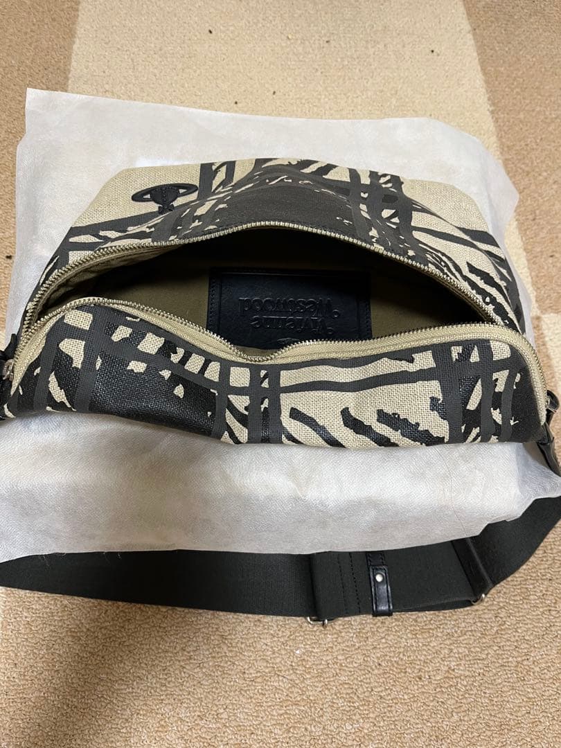 [最終値下げ！] ヴィヴィアンウエストウッド　ボディバッグ